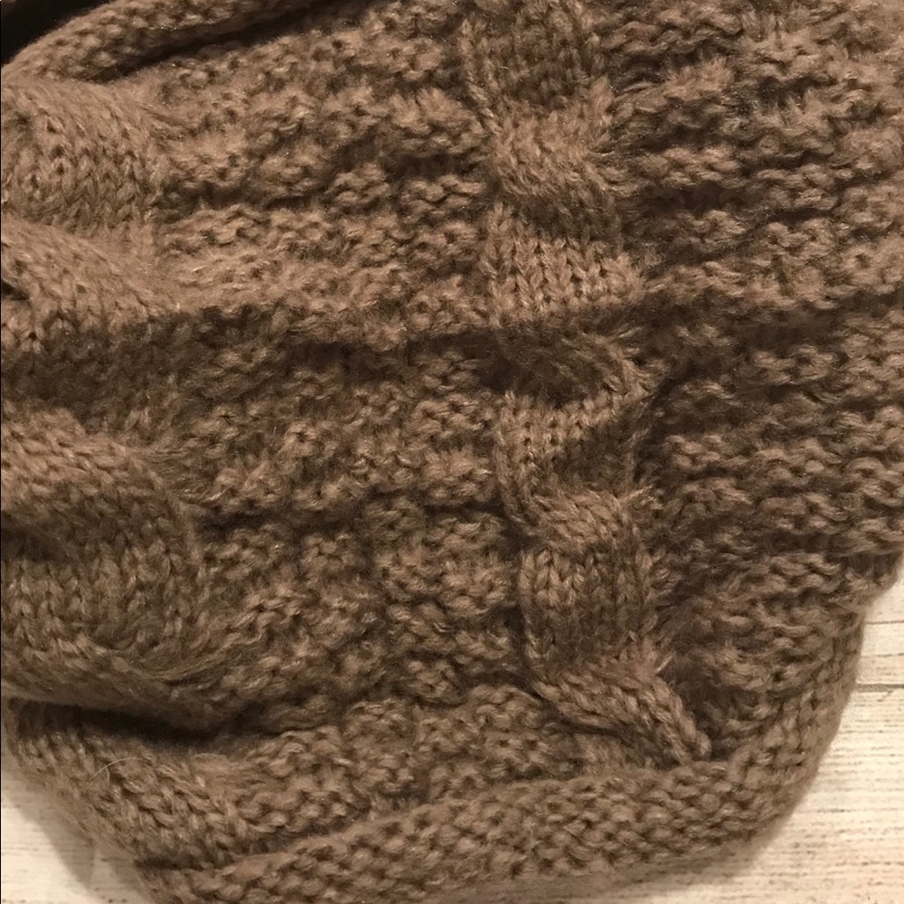 NWT Tahari Cable Knit Infinity Scarf In Taupe - Picture 4 of 6